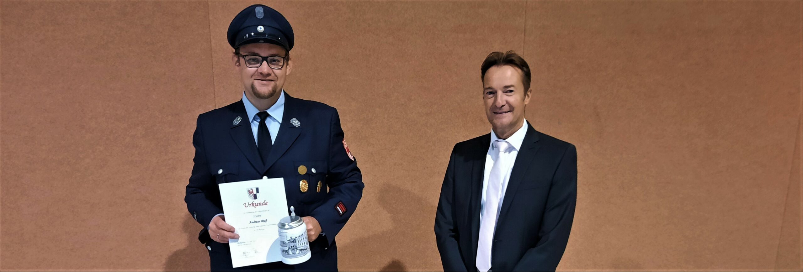Andreas Rieß erhält den Ehrenkrug des Marktes Oberkotzau | Feuerwehr ...